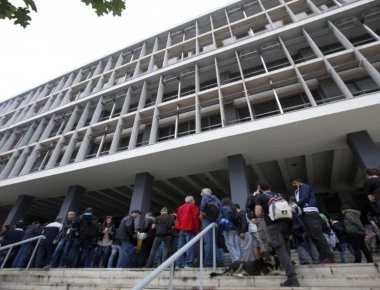 Αστυνομικός έσυρε γυναίκα δικηγόρο έξω από την αίθουσα!